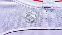 Lambang Poppy dipasang di bagian dalam baju untuk menghormati jasa para pahlawan Inggris. (twitter @england)
