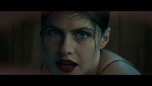 Ini Potongan Klip Maroon 5 Bareng Si Seksi Alexandra Daddario