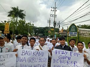 Ribuan Orang Aksi Solidaritas Guru Budi Dianiaya Siswa di Sampang