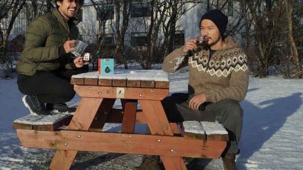 Bikin Melek! Begini Gaya 10 Aktor Ganteng Indonesia Kalau Lagi Ngopi