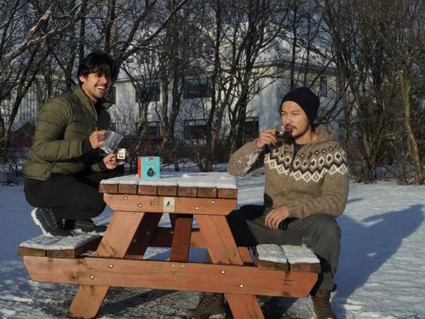 Bikin Melek! Begini Gaya 10 Aktor Ganteng Indonesia Kalau Lagi Ngopi