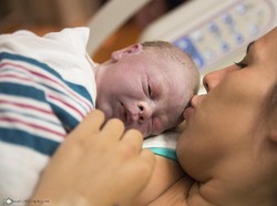 Momen-momen Dramatis Saat Seorang Ibu Melahirkan di Lorong RS