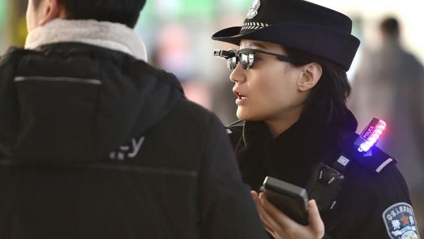 Foto: Gaya Polisi China Berkacamata Canggih Pendeteksi Penjahat