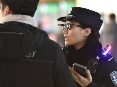 Foto: Gaya Polisi China Berkacamata Canggih Pendeteksi Penjahat
