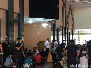 Salat Zuhur di Masjid Kota Solok, Jokowi Ingatkan Jaga Kerukunan