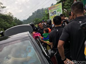 Jokowi dan Iriana Bagi-bagi Tas Pink ke Warga Sumbar, Apa Isinya?