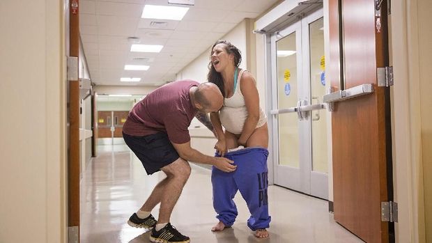 Momen dramatis saat seorang ibu melahirkan di lorong RS/