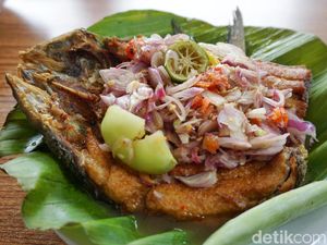 Warung Mak Dower : Pecak Bandeng Sampe Sayur Asem Betawi Ade di Sini!