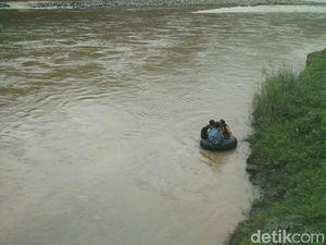 Potret Miris Anak-anak Bantul Seberangi Sungai Pakai Ban ke Sekolah