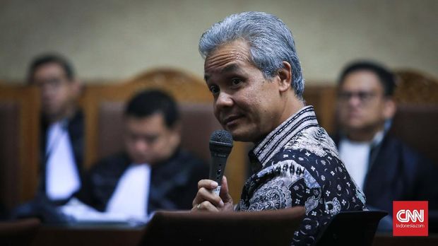 Gubernur Jawa Tengah Ganjar Pranowo saat menjadi saksi dalam sidang lanjutan perkara korupsi e-KTP dengan terdakwa Setya Novanto di Pengadilan Tipikor, Jakarta, Kamis (8/2).