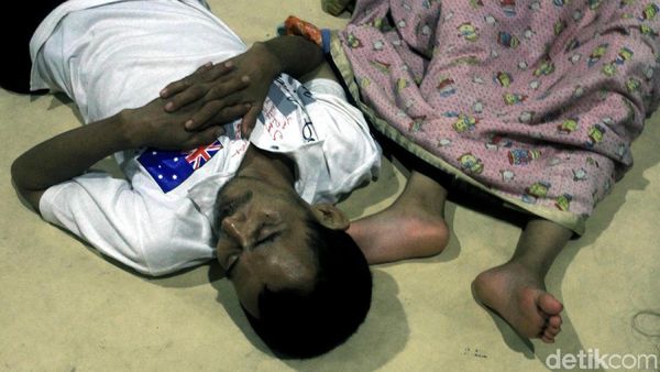 Ketika Pengungsi Banjir Tertidur Lelap