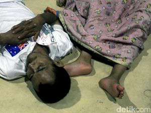 Ketika Pengungsi Banjir Tertidur Lelap