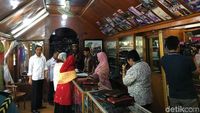 Momen Jokowi-Iriana Mampir ke Toko dan Belanja Songket Silungkang