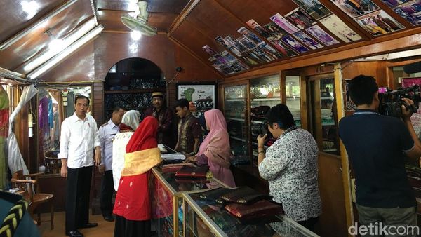 Momen Jokowi-Iriana Mampir ke Toko dan Belanja Songket Silungkang