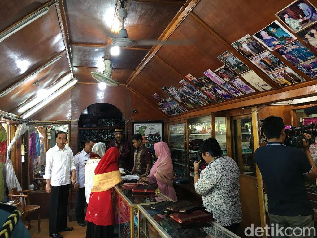 Momen Jokowi-Iriana Mampir ke Toko dan Belanja Songket Silungkang
