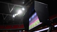 VAR di Premier League sedang dalam sorotan tajam setelah 5 musim dipergunakan. Dinilai perlu ada perbaikan besar agar kinerja VAR lebih optimal. Foto: Justin Setterfield/Getty Images