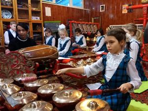Saat Anak-anak Rusia Belajar Mainkan Gamelan