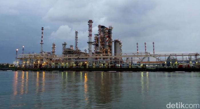 PT Pertamina melalui Refinery Unit (RU) IV Cilacap mengolah minyak bumi sebesar 348.000 BSD. RU IV Cilacap menjadi kilang dengan kapasitas terbesar di Indonesia.