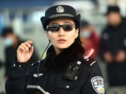 Bak Film, Polisi China Pakai Kacamata Canggih Pendeteksi Penjahat