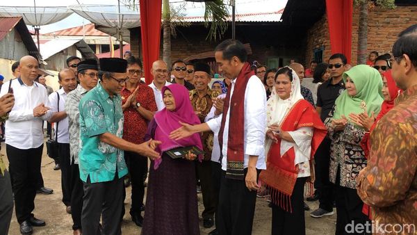 Foto: Jokowi ke Rumah Tokoh Pers Adinegoro dan Beri Sertifikat Tanah