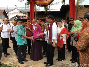 Foto: Jokowi ke Rumah Tokoh Pers Adinegoro dan Beri Sertifikat Tanah