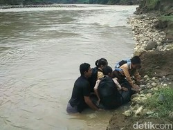 Siswa Seberangi Sungai Pakai Ban Demi Sekolah, KPAI: Ini Berbahaya!
