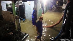 Petugas Pengendali Banjir Beraksi di Jatinegara