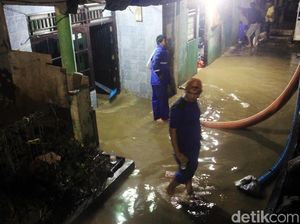 Petugas Pengendali Banjir Beraksi di Jatinegara