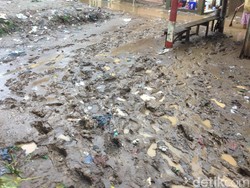 Banjir Surut, Kampung Arus Cawang Kini Dipenuhi Lumpur dan Sampah