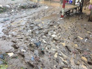 Banjir Surut, Kampung Arus Cawang Kini Dipenuhi Lumpur dan Sampah Banjir Surut, Kampung Arus Cawang Kini Dipenuhi Lumpur dan Sampah