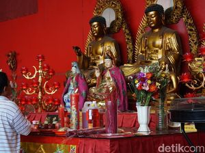 Tradisi Lepas Burung dan Makanan Para Dewa di Vihara Dharma Bakti Tradisi Lepas Burung dan Makanan Para Dewa di Vihara Dharma Bakti
