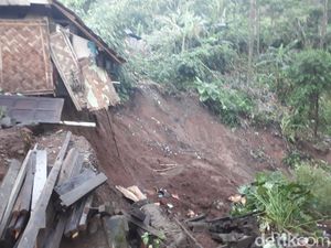 Longsor di Brebes Rusak 5 Rumah dan Putuskan Akses Jalan