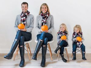 Ide Foto Keluarga yang Keren dan Seru Ada di Sini