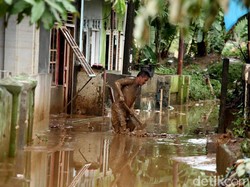 Video: Banjir di Cawang Jaktim Mulai Surut, Warga Bersih-bersih