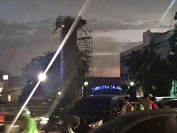 Ditabrak Mobil, Separator Busway di Cawang Mental Timpuk Pemotor