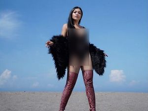 Gaya Denada Pamer Foto Seksi dengan Lingerie