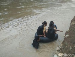 Ada di Bantul, Anak-anak Berangkat Sekolah Seberangi Sungai Pakai Ban