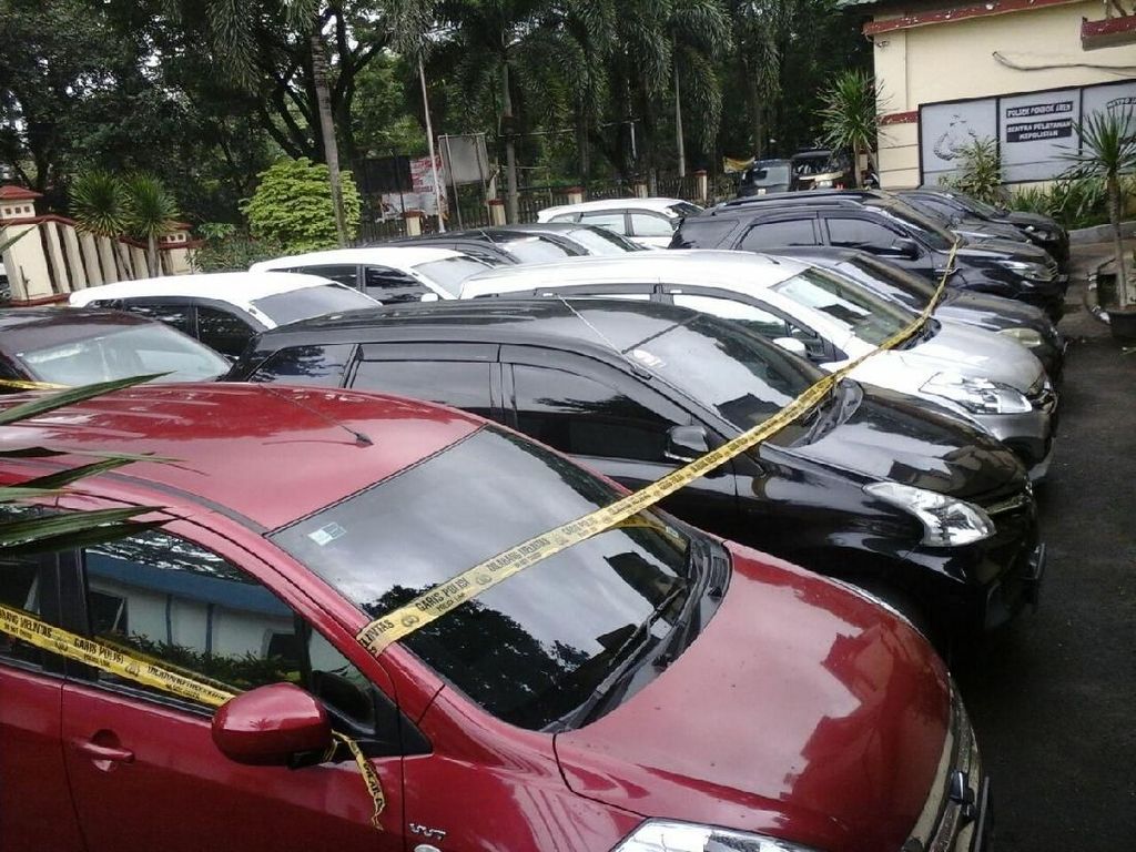 Pasutri di Pati Ditangkap gegara Gadaikan Mobil Rental-Lepas Alat GPS Pasutri di Pati Ditangkap gegara Gadaikan Mobil Rental-Lepas Alat GPS