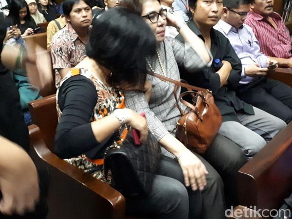 Foto: Tangisan Istri Fredrich Dampingi Suami di Sidang Perdana