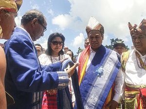Ritual Potong Kerbau Sambut Pasangan Cagub-Cawagub NTT Benny K Harman Ritual Potong Kerbau Sambut Pasangan Cagub-Cawagub NTT Benny K Harman