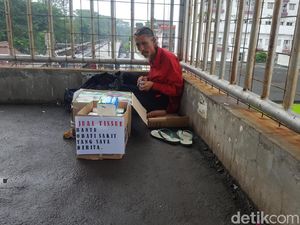 Mahasiswa Galang Donasi untuk Pak Deden Penjual Tisu yang Viral