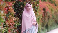 Tips Memilih Gamis Agar Tak Terlihat Seperti Ibu-Ibu