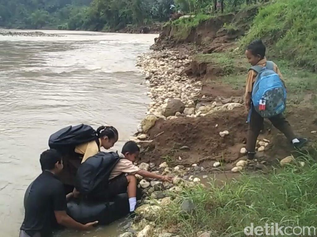 Bupati Bantul: Siswa yang Seberangi Sungai Pakai Ban Kini Naik Perahu Bupati Bantul: Siswa yang Seberangi Sungai Pakai Ban Kini Naik Perahu