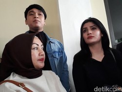 Didampingi Billy Syahputra, Hilda Vitria Nangis Usai Sidang Pembatalan Nikah
