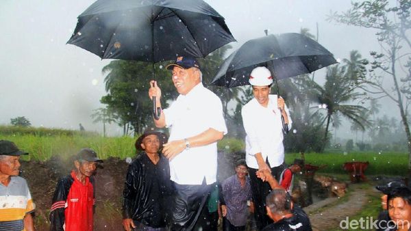 Jokowi Hujan-hujanan Pantau Pelaksanaan Program Padat Karya Cash