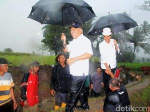 Jokowi Hujan-hujanan Pantau Pelaksanaan Program Padat Karya Cash