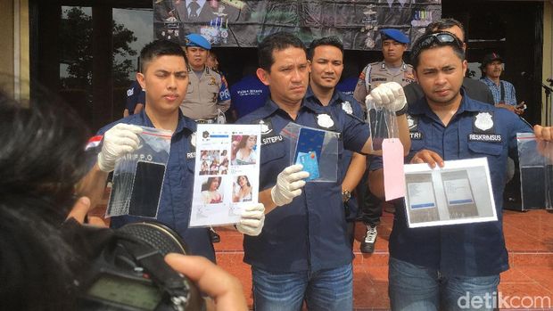 Polres Jakbar rilis kasus penipuan online, Kamis (8/2/2018)