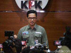 KPK Geledah Rumdin Anggota DPR F-PAN Terkait Kasus Mafia Anggaran KPK Geledah Rumdin Anggota DPR F-PAN Terkait Kasus Mafia Anggaran