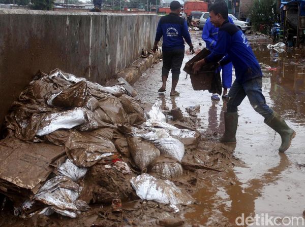 Semangat Petugas yang Tak Kenal Lelah Bersihkan Sampah Banjir