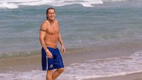 Pensiunan Real Madrid dan Blackburn Rovers, Michel Salgado, gemar bermain selancar. Sensasi unik berada di atas ombak lautan membuatnya terkagum-kagum pada selancar. (Foto: Flickr)